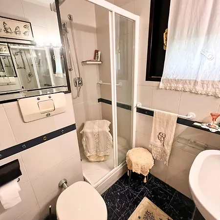 Elegante Lungomare Con Piscina