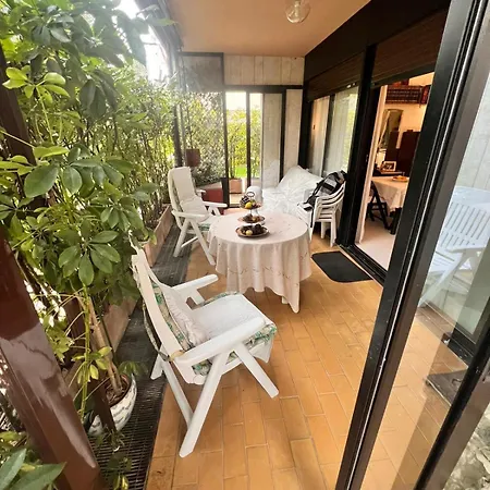Elegante Lungomare Con Piscina Apartmán *