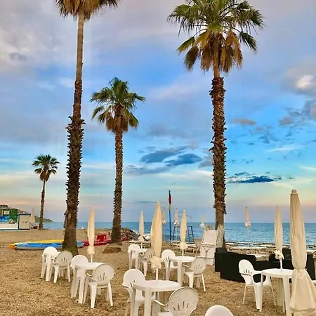 Elegante Lungomare Con Piscina Apartmán